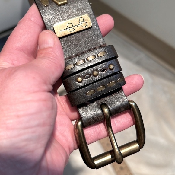 JESS SIMPSON👖 VTG FAUX BROWN LEATHER BELT W/RIVET ACCENTS Women’s 45” Fit37”-41” - Picture 5 of 12
